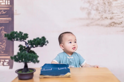 大同宝宝眼睛突然肿了